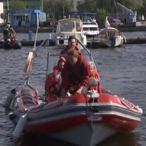 Ласнамяэскую молодёжь обучили навыкам спасения на воде. Скриншот видео ERR.